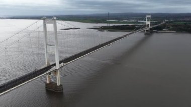 Severn Köprüsü 'nün hava aracı görüntüsü, İngiltere ve Galler' i birbirine bağlayan ana asma köprü, karayolu altyapısı, nehir geçişi ve bölgesel ulaşım güzergahları sergileniyor..