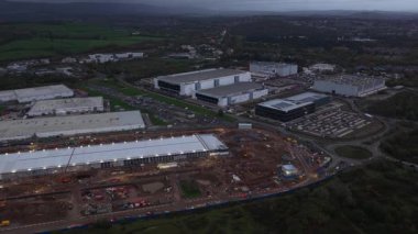 Cardiff, South Glamorgan, Wales, Ekim, 30, 2025: Cardiff 'teki Vantage Veri Merkezleri tarafından işletilen bilişim altyapı binasının gece vakti havadan insansız hava aracı videosu, bulut hesaplama ve işletmeyi destekleyen hiper ölçekli tesisleri gösteriyor