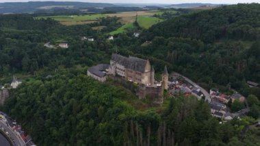 Ünlü, restore edilmiş Vianden Şatosu 'nun insansız hava aracı videosu. Lüksemburg' daki bir tepenin üzerine tünemiş büyük bir feodal kale. Bu tarihi anıt, ortaçağ Gotik mimarisinin sergilendiği büyük bir turistik cazibe merkezi..