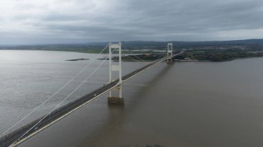 Severn Nehri boyunca uzanan Severn Köprüsü 'nün hava aracı görüntüsü Galler ve İngiltere' yi birbirine bağlayan ana otoyol altyapısını vurguluyor..