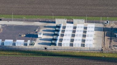 Windplan Groen trafo istasyonunun kuzeyinde büyük ölçekli bir enerji depolama sisteminin hava aracı videosu, şebeke sıkışıklığını önlüyor ve daha sonra kullanmak için tepe rüzgar ve güneş enerjisi depoluyor.