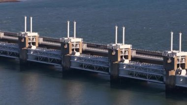 Hollanda 'daki deltanın bir parçası olan doğu scheldt fırtına dalgalanması bariyerinin hava görüntüsü, ülkeyi kuzey denizi sellerinden ve yüksek su seviyelerinden koruyan eşsiz bir sistem.