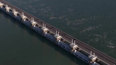 Oosterscheldekering 'in inanılmaz hava manzarası, büyük bir fırtına dalgalanması bariyeri ve Hollanda' da çalışan deltanın bir kısmı, etkileyici baraj yapısının içinden geçen arabalar.