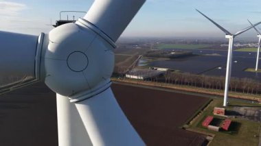 Hollanda 'da Middelharnis yakınlarında büyük batarya enerji depolama sistemlerine sahip modern bir rüzgar parkının insansız hava aracı videosu yenilenebilir enerji üretimi, şebeke dengelemesi ve ağ tıkanıklığının çözümlerini gösteriyor..