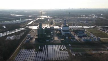 Amsterdam ve Diemen yakınlarındaki Diemen enerji santralinin hava aracı videosu, şehir şebekesine elektrik ve bölgesel ısıtma, transformatörler, yüksek voltaj hatları ve modern enerji altyapısı sağlıyor..