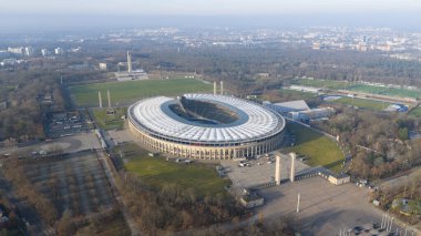 Berlin, Almanya şehir devleti, 14 Aralık 2025: 1936 Olimpiyatları, Dünya Kupası, UEFA finalleri ve büyük spor müsabakalarıyla ünlü Almanya 'nın en büyük uluslararası futbol stadyumu Berlin' in ikonik hava manzarası.