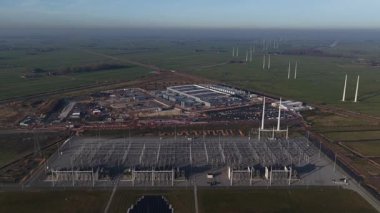 Westpoort Endüstriyel Arazi yakınlarındaki veri merkezinin hava aracı videosu, Groningen 'deki Hoogkerk' in batısında, büyük ölçekli dijital altyapı, bulut hesaplama tesisleri ve enerji yoğunlaştırıcı teknoloji sergiliyor..