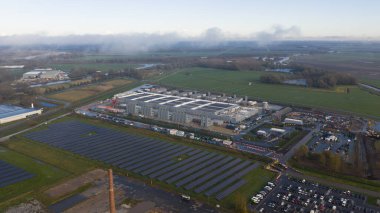 Veri merkezi kompleksi, sürdürülebilir teknoloji operasyonları için yenilenebilir enerji çözümlerinin entegrasyonunu gösteren geniş bir dizi güneş paneli ile birlikte modern altyapıyı sergiliyor