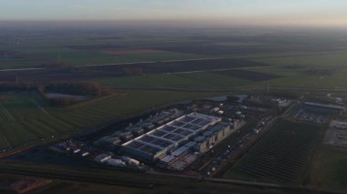 Hollanda, Winschoten 'da yeni açılan veri merkezinin hava aracı görüntüleri, hiperölçekli bulut altyapısı, yapay zeka bilgisayarı ve sürdürülebilir dijital teknoloji gösteriyor..