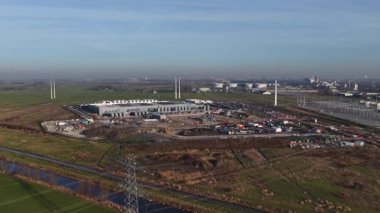 Groningen yakınlarındaki Westpoort 'ta inşa halindeki yeni bir veri merkezinin hava aracı görüntüleri büyük ölçekli bulut altyapısı, yapay zeka hesaplama tesisleri ve sürdürülebilir bina geliştirme olanaklarını gösteriyor..