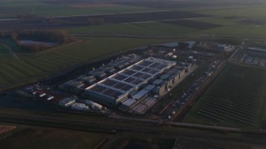 Hollanda, Winschoten 'da yeni açılan veri merkezinin hava aracı görüntüleri, hiperölçekli bulut altyapısı, yapay zeka bilgisayarı ve sürdürülebilir dijital teknoloji gösteriyor..