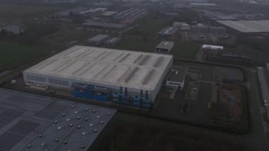 Roosendaal, Kuzey Brabant, Hollanda, 27 Aralık 2025: Roosendaal 'daki Colt Data Centre Services tesisinin havadan görünüşü, düşük gecikmeli ağları, kolokasyon büyümesini ve dijital altyapıyı destekleyen modüler veri merkezi genişlemesini gösteriyor