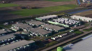 Bulut hesaplama hizmetleri ve bilgi depolama için geniş bir veri merkezi kampüsü, yeşil alanlar ve bir otoyol ile çevrili modern altyapıyı gösteren havadan bir perspektiften çekildi.