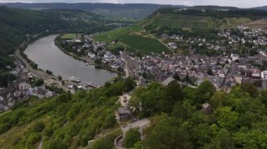 Tarihi Grevenburg Kalesi 'nin kalıntılarını çevreleyen hava manzarası, Moskova nehri boyunca yuva yapmış ve Almanya' da yemyeşil üzüm bağlarıyla çevrili büyüleyici traben trarbach kasabasını gözler önüne seriyor.