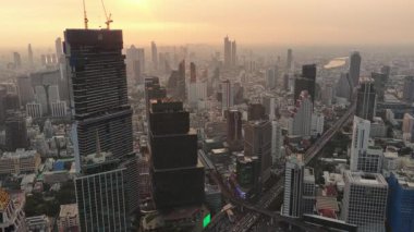 Bangkok, Bangkok Büyükşehir Yönetimi, Tayland, 5 Şubat 2025: Bangkok, thailand metropolitan bölgesinin şehir silueti, gökdelenleri ve sisli altın gün batımında hareketli şehir trafiğini ön plana çıkaran genişletme