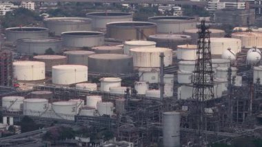 Geniş ölçekli petrol rafinerisi geniş ölçekli petrol üretimi ve enerji altyapısını gösteren sıralı depolama tankları, yoğun boru hatları ve sanayi birimleri ile geniş bir hava manzarası