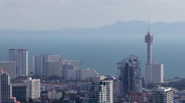 Pattaya şehrinin yüksek açılı manzarası gökdelen kule parkı gözlem güvertesi, modern yüksek binalar ve puslu bir günde geniş bir Tayland körfezi.
