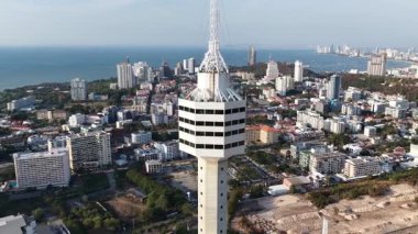 İnanılmaz hava yörüngesi görüntüsü, ikonik pattaya park kulesini kıyı kenti ufuk çizgisinin çarpıcı zeminine, hareketli şehir manzarasına ve sakin Tayland körfezi