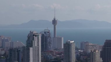 Pattaya şehrinin Tayland 'daki gökdelenler, ünlü gökdelenler, kule parkı gözlem güvertesi ve uzak adaları olan güzel sakin deniz manzarası.