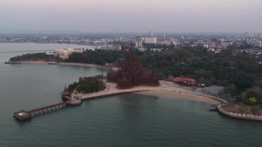 Pattaya, Tayland 'da güzel bir antik ahşap tapınak olan gerçeğin tapınağının muhteşem hava manzarası. Huzurlu ve puslu bir günbatımında arka planda şehrin ufuğu var.