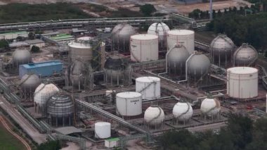 Petrol, gaz ve kimyasal ürünler için sayısız küresel ve silindirik depolama tanklarının yer aldığı kapsamlı endüstriyel kompleks, enerji üretimi ve dağıtımının ölçeğini vurguluyor