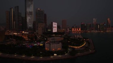Hong Kong, Hong Kong Özel İdari Bölgesi, Çin, 13 Şubat 2026: Viktorya 'nın sularına yansıyan dinamik bir ışık gösterisi ve canlı şehir ışıklarıyla ünlü Hong Kong gökdeleninin gece gökyüzü manzarası