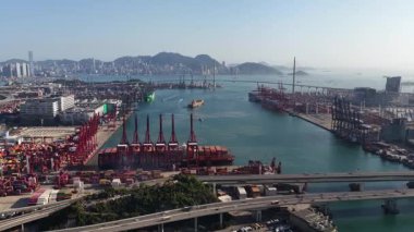 Hong Kong, Hong Kong Özel İdari Bölgesi, Çin, 14 Şubat 2026: Hong Kong 'daki hareketli kwai konteyner terminallerini, konteynır gemileri, gantry vinçleri ve şehir manzarasını net bir şekilde gösteren geniş bir hava perspektifi