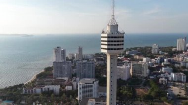 Pattayas kıyı şeridi üzerinde yükselen Pattaya park kulesinin muhteşem hava yörüngesi modern mimari, sahil beldeleri ve Tayland körfezi manzaralı