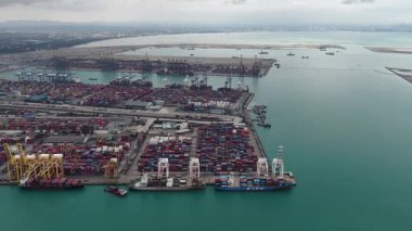 Laem Chabang, Chonburi Eyaleti, Tayland, 10 Şubat 2026: Uçsuz bucaksız bir sanayi limanının nefes kesici görüntüsü, konteynır gemileri terminale yanaşmış ve uluslararası kargoyu aktif olarak yöneten vinçler