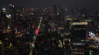 Bangkoklar geceleri gökdelenleri aydınlatan, aşağıdaki caddelerde trafiği hareketlendiren ve karanlık gökyüzüne karşı parıldayan canlı bir şehir olan metropolü gökyüzünden görüyorlar.