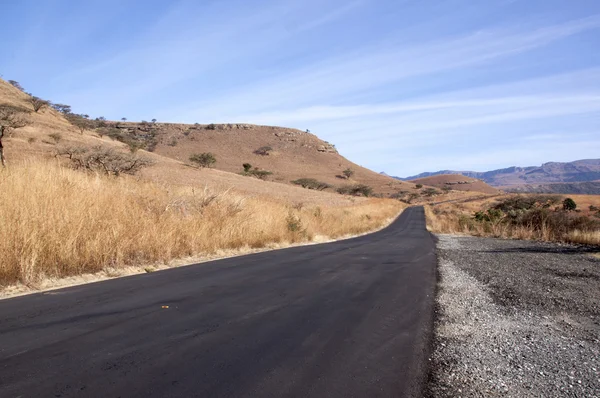 Nieuw asfalt weg gelegd in droge Zuid-Afrikaanse landschap — Stockfoto