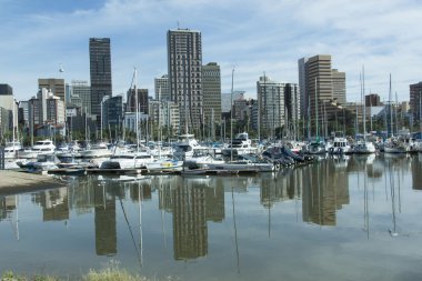 Yatlar ve durgun su, Durban binalarda yansımaları