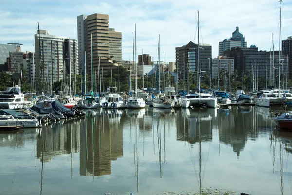 Réflexions de yachts amarrés dans le port de Durban Images De Stock Libres De Droits