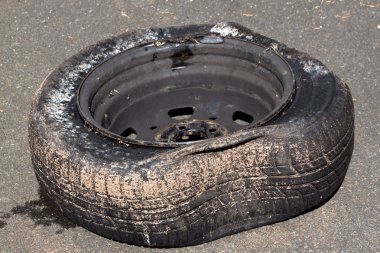 Hasarlı lastik ve jant kaldırım isabet sonra kirli