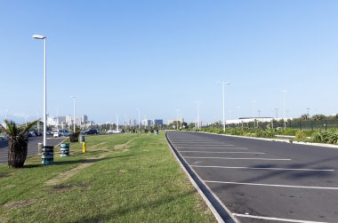 Doğal çim kaplı park yerinde Durban Beachfront