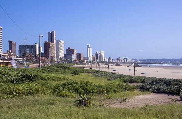 Dunes réhabilitées avec Hôtels en arrière-plan, Durban Afrique du Sud — Photo