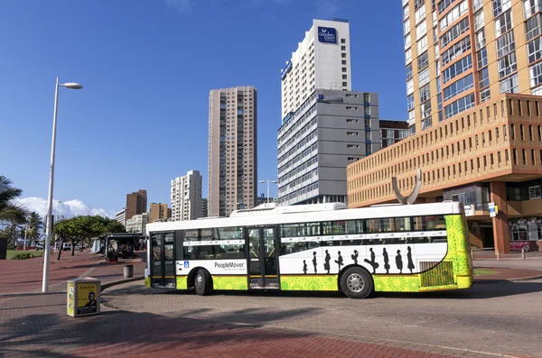 Bus Durban Metro City en face de Hôtels sur Golden Mile — Photo