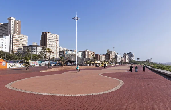 Betonowa promenada z Durban Hotele w tle — Zdjęcie stockowe