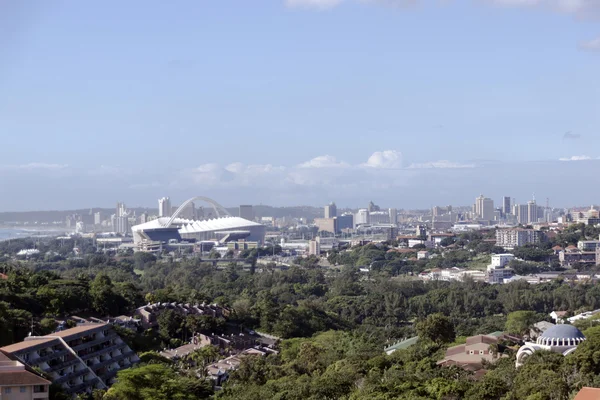 Moses Mabhida Stadium s centrem města Durban v pozadí — Stock fotografie