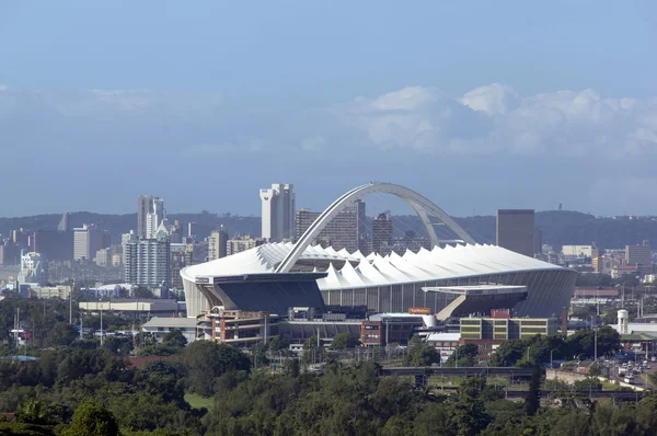 Moses mabhida Stadion mit durban Wolkenkratzern im Hintergrund — Stockfoto