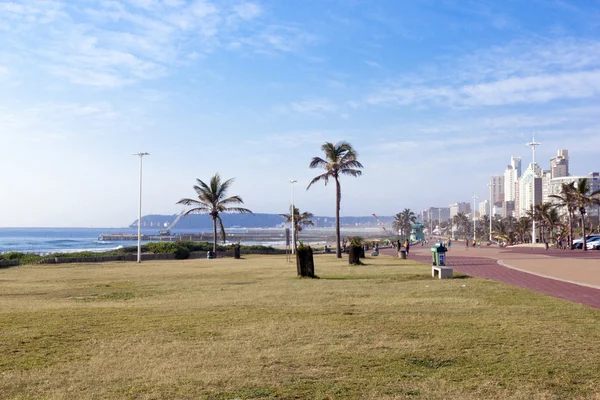 Zone herbeuse en face de Hôtels à Durban Beach Front — Photo