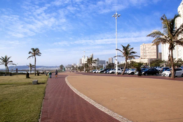 Passerella pedonale asfaltata tra mare e hotel a Durban Beach — Foto Stock