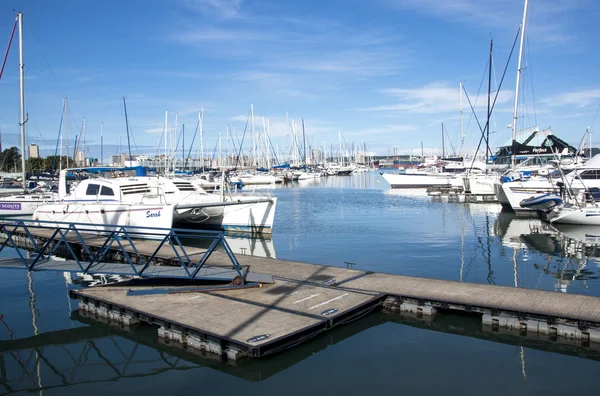 Wilsons wharf Durban kikötőben horgonyzó jacht — Stock Fotó