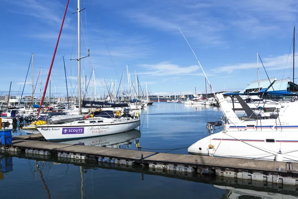 Yachts moored behind wooden walkway in Durban Harbor — Stock Photo, Image