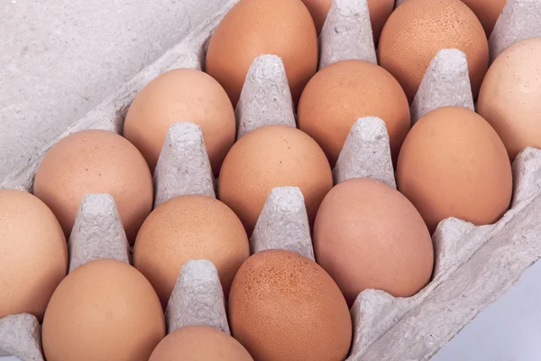 Kahverengi yumurta karton bir tepsi içinde yakın çekim — Stok fotoğraf