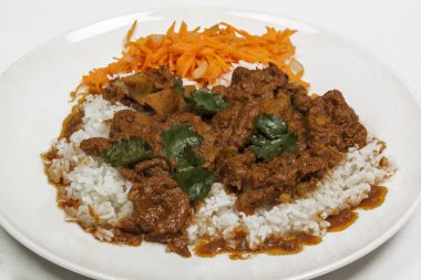 Muttton köri ve pilav ile Dhunia ve havuç Sambal