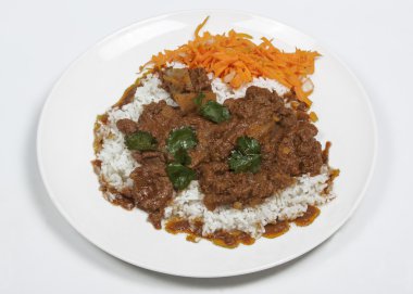 Koyun eti köri ve pilav ile havuç Sambal