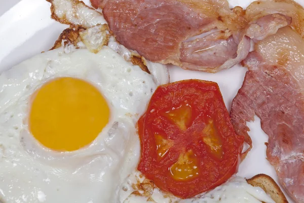 Närbild av ägg på Toast med Bacon och tomat — Stockfoto