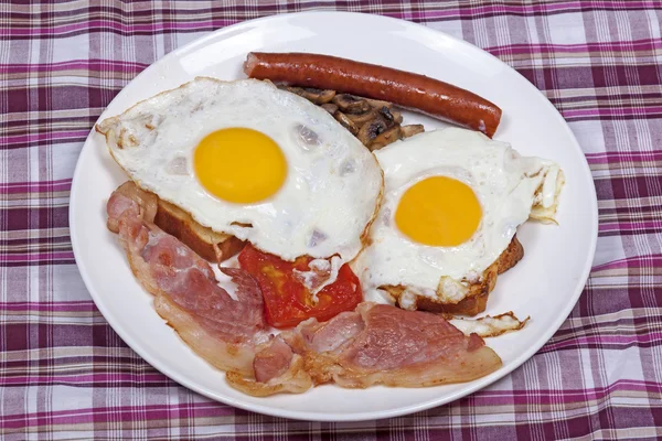 Komplett frukost av Bacon och ägg på Toast — Stockfoto