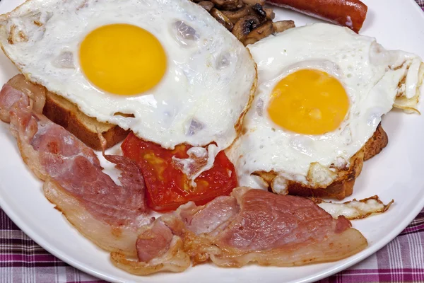 Stekt ägg på Toast med tomat, Bacon och champinjoner — Stockfoto